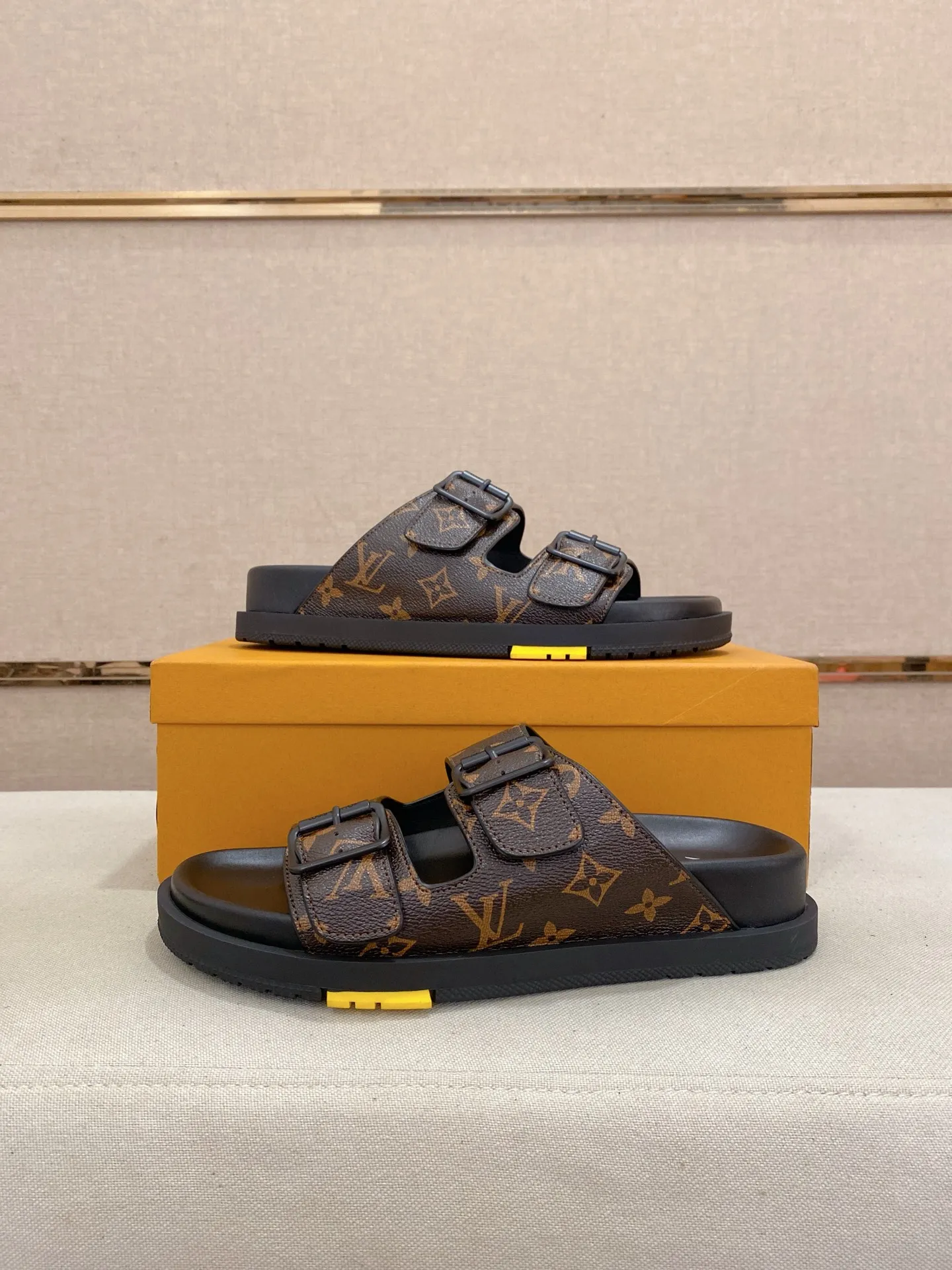 Factory price: 420💰Made by LV🔍Top purchasing agent. Men's spring and summer slippers are available at the same counter. The uppers are made of cowhide imported from Italy. High-quality craftsmanship, soles: original soles specially provided by the original factory, exclusive movable molded soles are super comfortable, original factory follow-up goods, 🔍🔍high quality, can be entered and exited the counter at will, welcome to compare, code number 38-44. Can be customized45